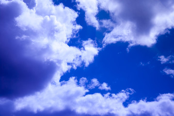 Obraz premium Contrast white and vanilla dense clouds against the blue sky