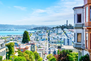 Zelfklevend Fotobehang Hoge hoekmening van de skyline van San Francisco vanaf Lombard St met Fisherman& 39 s Wharf en Coit Tower in North Beach © ronniechua