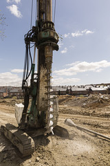 M&aacute;quina piloteadora trabajando en obra de construcci&oacute;n.