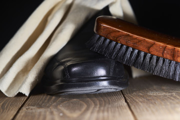 shoe shine. shoe-brush, cleaning cloth 
