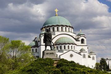 Fototapeta na wymiar Looking at the Saint Sava cathedral and monument of Karageorge Petrovitch