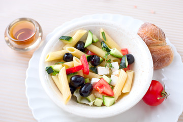 Griechischer Salat mit Nudeln
