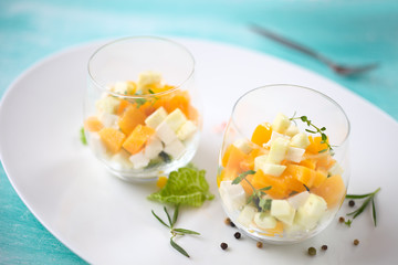 Mangosalat mit Mozzarella
