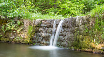 Obraz premium Letni wodospad