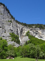 Paysage de la vallée de Lauterbrunnen en Suisse, communément appelée la vallée des 72 cascades - chute d'eau
