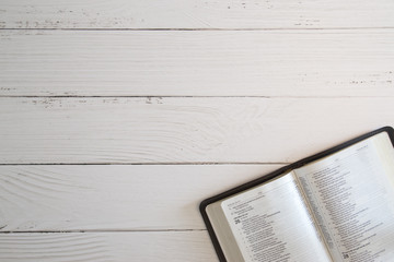 Obraz premium Bible Study on a White Wood Table