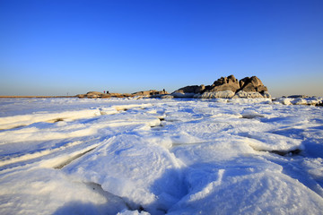 The seaside scenery is in winter