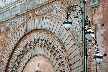 Porte Bab Agnaou, détail façade sculptée, Marrakech, Maroc