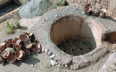 Four de potier et poteries cassées, Ouarzazate, Maroc