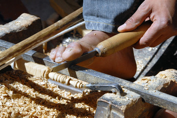 Tourneur sur bois, artisan et ses outils, Marrakech, Ouarzazate, Maroc