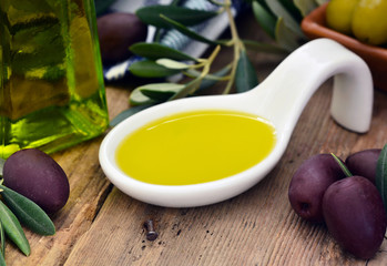 Olivenöl auf Löffel, Extra Nativ, Foodstyling