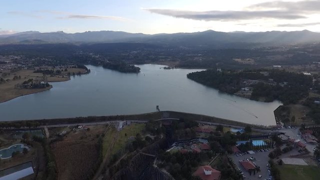 Video a&eacute;reo de la Presa de San Miguel Regla, Hidalgo.