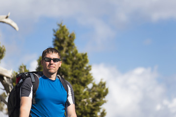 Naklejka premium Summer hike in the mountains with a backpack and tent.