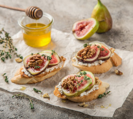 bruscetta with goat cheese, figs, nuts and honey