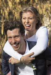 junges Paar voller freude und ausgelassenheit
