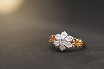 Fototapeta na wymiar flower diamond on gold ring
