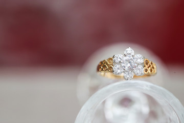 Obraz na płótnie Canvas flower diamond on gold ring