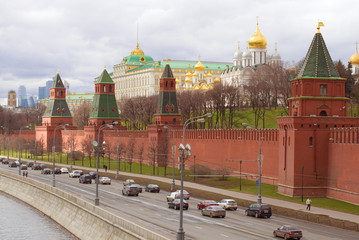 Obraz premium A cloudy April day near the walls of the Moscow Kremlin