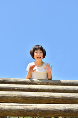 アスレチックを楽しむ女の子