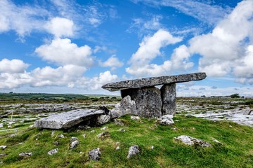 Dolmen di Poulnabrone nella contea di Clare in Irlanda