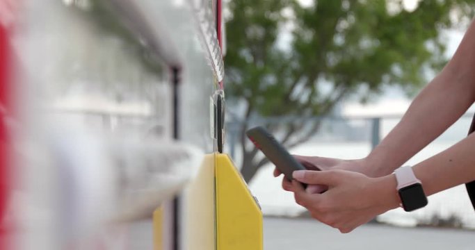 Mobile phone paying on vending machine with NFC