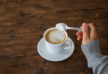 Frau bereitet sich einen Kaffee zu