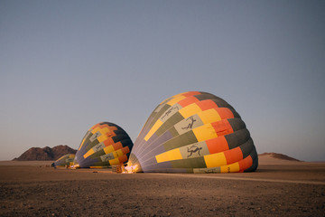 Heissluftballons vor Dünenlandschaft von Sossusvlei (Namibia)