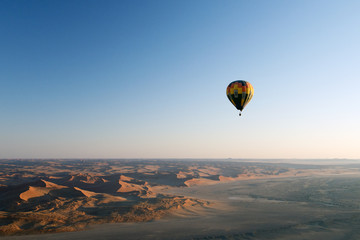 Fototapeta premium Heissluftballon, Dünenlandschaft von Sossusvlei (Namibia)