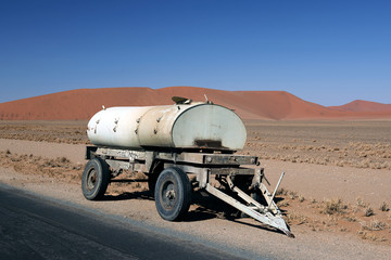 Oldtimer Tanklastanhänger vor roter Sanddüne (Namibia)