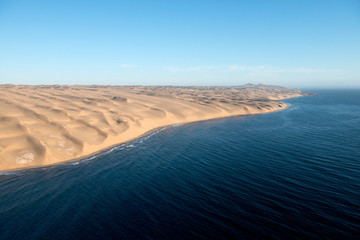Wüste trifft Küste, Luftaufnahme (Namibia)