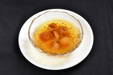  Wild starch pearl with longan in the glass bowl