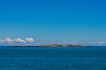 Fototapeta na wymiar seascape view over ocean and clear blue sky on background 