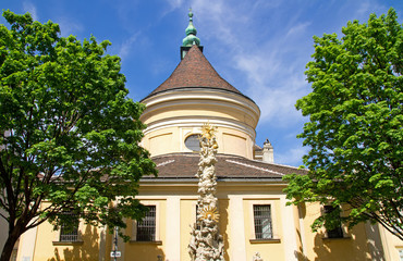 Fototapeta premium St. Ulrich mit Dreifaltigkeitssäule in Wien