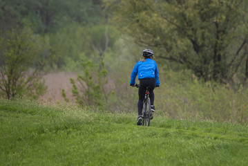 Obraz premium woman and man riding bicycles in the natural environment