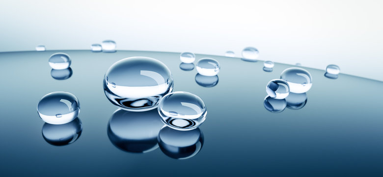 Wassertropfen auf spiegelnder Oberfl&auml;che