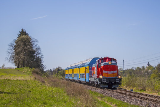SU42 z zestawem wagon&oacute;w piętrowych Bhp (Bipa) pędzi przez ładne krajobrazy :)