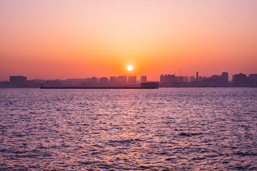 Obraz premium 東京ベイエリアに沈む夕日