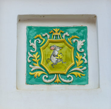 A mouse with a piece of cheese close-up, Myshkin