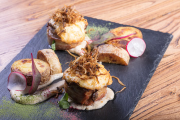  Жаркое из свинины и бекона. Запеченная свинина с овощами и зеленью. Roast pork and bacon. Roast pork with vegetables and herbs