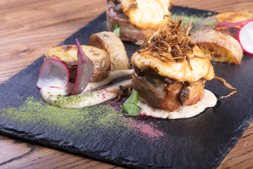  Жаркое из свинины и бекона. Запеченная свинина с овощами и зеленью. Roast pork and bacon. Roast pork with vegetables and herbs