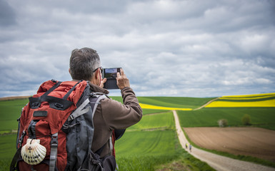Peregrino fotografiando en el camino de Santiago