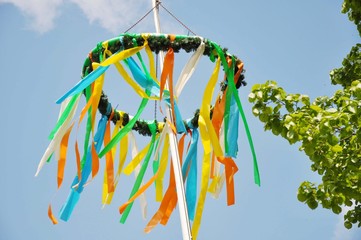 Ein Maibaum und Pfingstbaum mit bunten Bändern hübsch geschmückt 