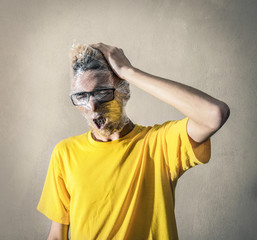 ragazzo con avvolto intorno alla testa una pellicola di plastica