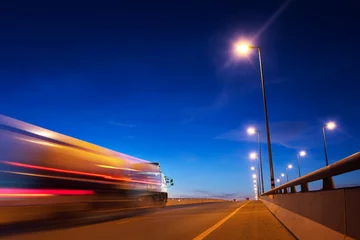 Papier Peint photo Autoroute dans la nuit Mouvement de vitesse du camion avec des traînées lumineuses, exposition à longue vitesse d& 39 obturation.