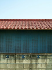 トタン壁の建物