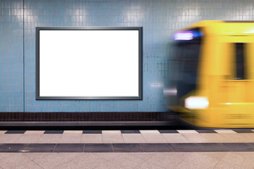 Werbetafel neutral in U-Bahnhof mit einfahrender U-Bahn