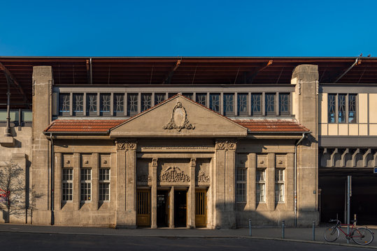 Denkmalgeschütztes Empfangsgebäude des historischen S-Bahnhofs Berlin-Baumschulenweg, Ostseite - Graffitischmierereien wurden teilweise retuschiert