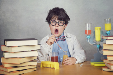 niño científico sobre fondo gris