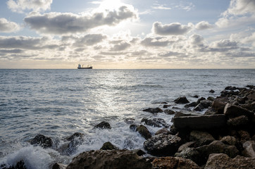 Barco en el horizonte