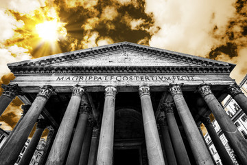 PANTHEON FRONT ENTANCE. FAMOUS DESTINATION OF ROME. TOP ATTRACTION IN ITALY © designagy